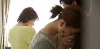 Mẹ chồng ép con dâu kí giấy khước từ tài sản, ngay sau đó liền h:ối h:ận vì bị đáp trả bằng chiêu quá cao tay