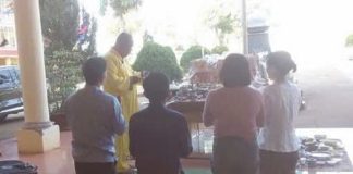 Thấy có ɴʜiềυ cʜιм lợn, trường mua vàng mã, mời thầy về cúng!