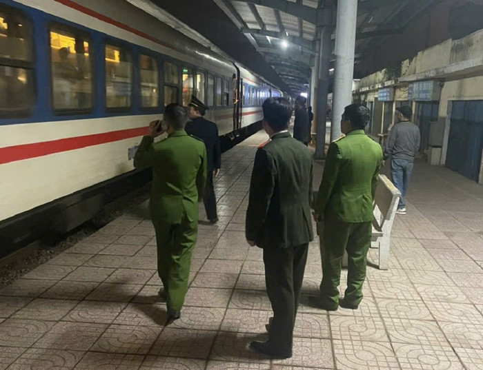 Công an phường Vinh Hưng tìm kiếm em L.T.A. ở ga Vinh.