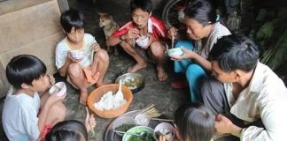 Bố theo vợ bé bỏ lại mẹ tôi một nách sáu đứa con .Cái ngày bố bỏ đi là hôm bà sanh thằng con út lúc trời mưa giông gió bão .Với đồng lương giáo viên tiểu học bà làm sao xoay sở với sáu cái tàu há mồm đang khát sữa . Chị hai là đứa con lớn phải nghỉ học để buôn bán . Ra chợ buôn bán mà chị hiền lành quá không cạnh tranh nổi đám giang hồ lưu manh nên ngày nào chị cũng đem thúng xôi vò ế về ăn thay cơm . Tôi chạy ra thăm chị cứ nhìn hàng kế bên bán hột vịt lộn mà thèm nhỏ dãi nhưng đâu có tiền ăn…Để rồi một ngày…
