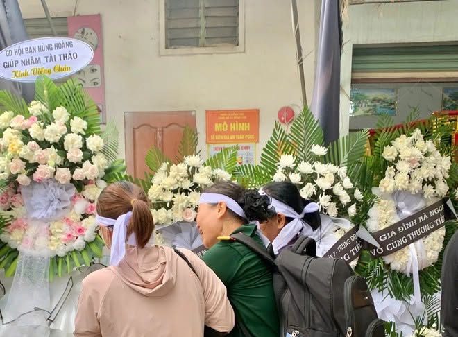 Mẹ Thượng úy Lê Văn Thắng khoác quân phục của con, rồi làm thêm 1 hành động khiến cả đám t:ang kh:óc òa