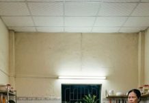 Trong bữa cơm, con dâu không để ý khi bát nước chấm hết. Mẹ Chồng đứng lên đi lấy, anh chồng nhìn vợ hằn học rồi buông 1 câu khiến cô đứng hình