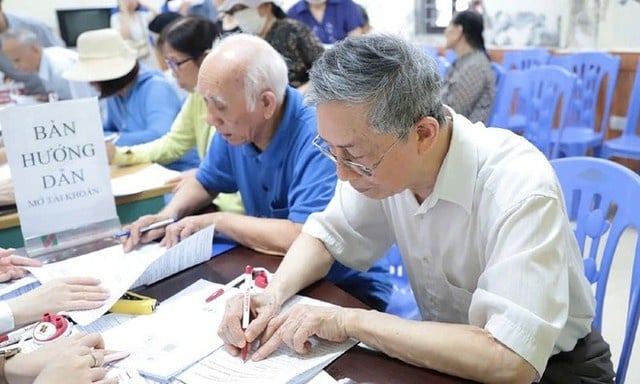 Với phương án thứ nhất, từ ngày 1/7/2026, một sṓ nhóm ᵭṓi tượng sẽ ᵭược tăng 4,5% so với mức hưởng của tháng 6/2026 và cộng thêm 200.000 ᵭṑng/tháng. 