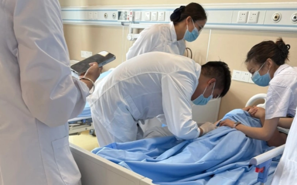 Đau cánh tay suốt 1 năm, người phụ nữ đi khám phát hiện 2 sinh vật lạ sống dưới da, bác sĩ gắp ra thứ không tưởng