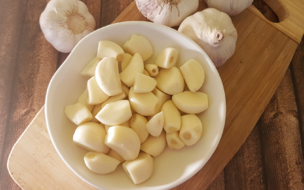 Người phụ nữ ăn tỏi sống mỗi ngày để "ngừa ung thư", sau 6 tháng nhận tin bất ngờ
