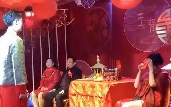 Phát hiện mẹ vợ là bạn gái cũ, mẹ vợ cúi đầu không dám nhìn con rể