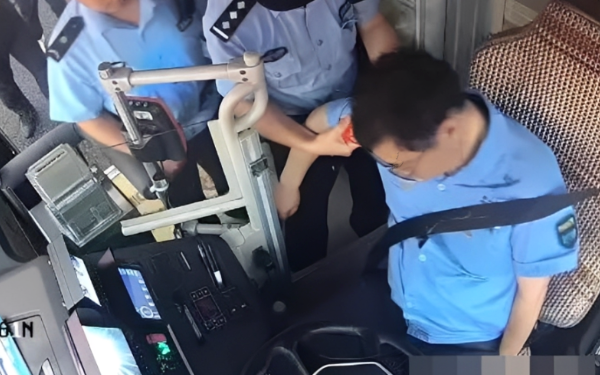 Nghẹt thở khoảnh khắc tài xế xe buýt lên cơn đau tim dữ dội vẫn kịp làm một hành động cứu sống toàn bộ hành khách trên xe
