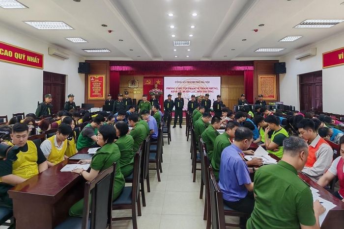  Công an Hà Nội làm việc với các đối tượng trong đường dây lừa đảo "hợp đồng kỳ nghỉ". Ảnh: Công an cung cấp.