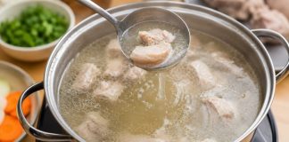 Có nên tận dụng nước luộc thịt để nấu canh? Nhà bạn dùng hay bỏ đi?