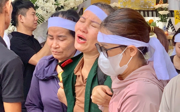 Mẹ Thượng úy Lê Văn Thắng nghẹn ngào khoác quân phục, đeo ba lô con trai trong lễ đưa tang ở Nghệ An